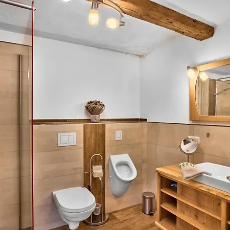 Huisnhof Apartment Arrach